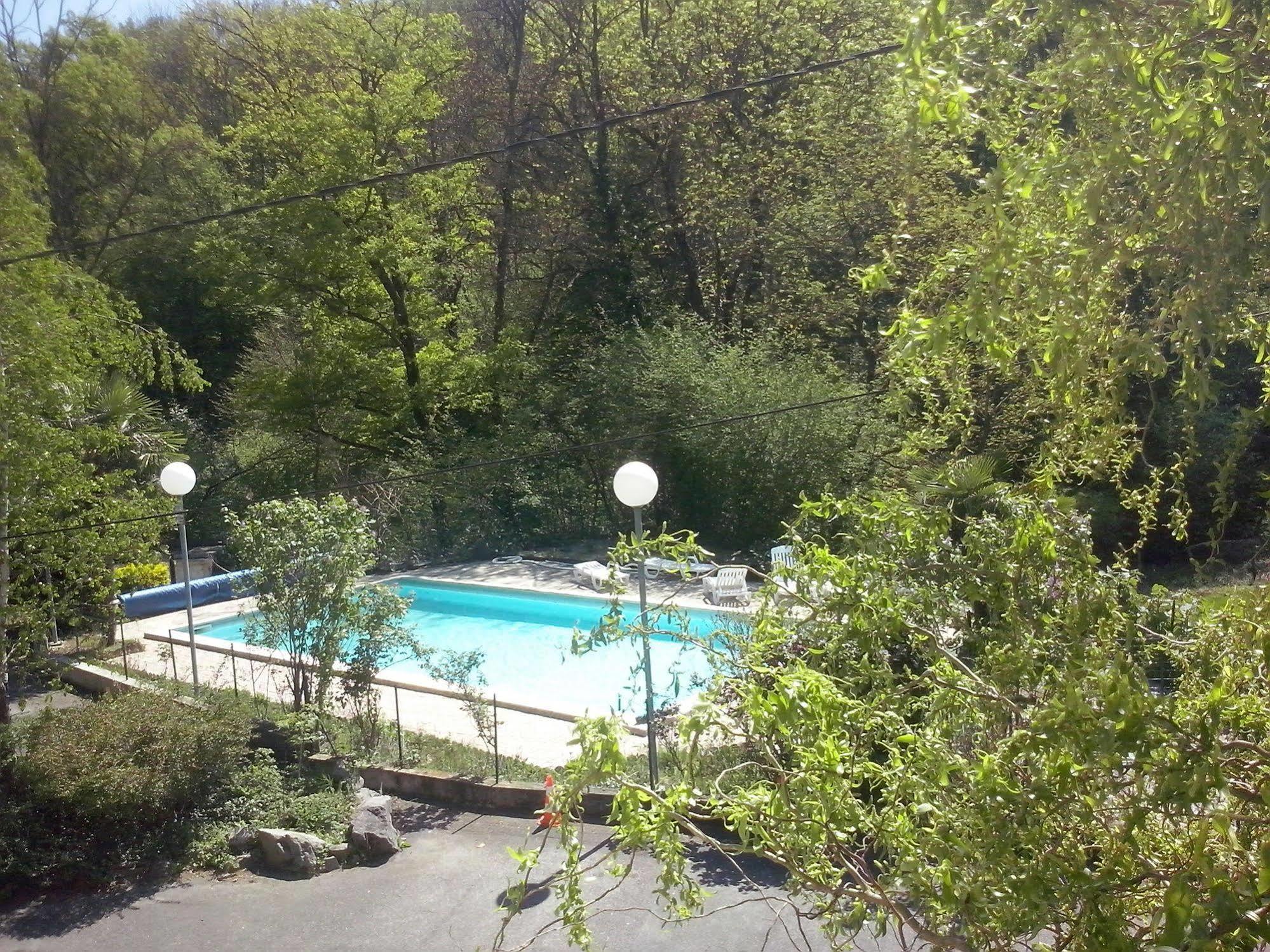 Hotellerie De La Cascade Saint-Genis-les-Ollieres ภายนอก รูปภาพ